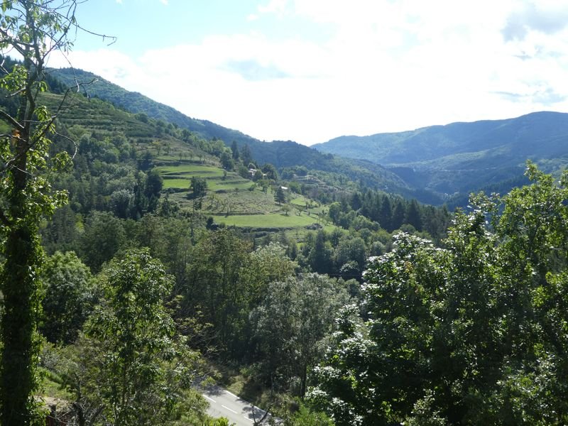 Après Le Cheylard, direction Lamastre, là encore par une ancienne ligne de chemin de fer.
Maisons et cultures en escaliers dans les collines.