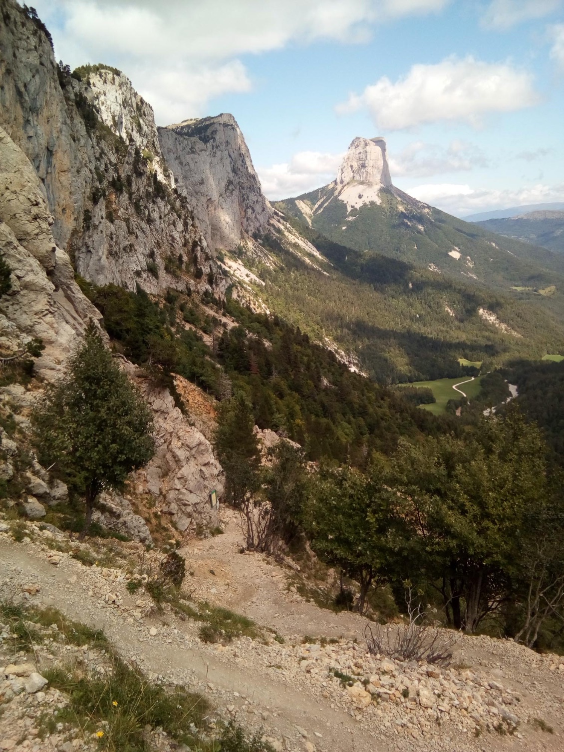 Encore lui. Vue du pas de l'Aiguille.