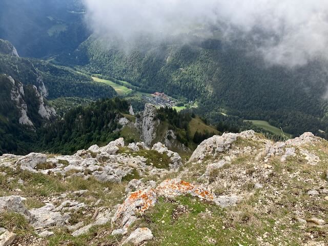 Le monastère depuis le Grand Som
