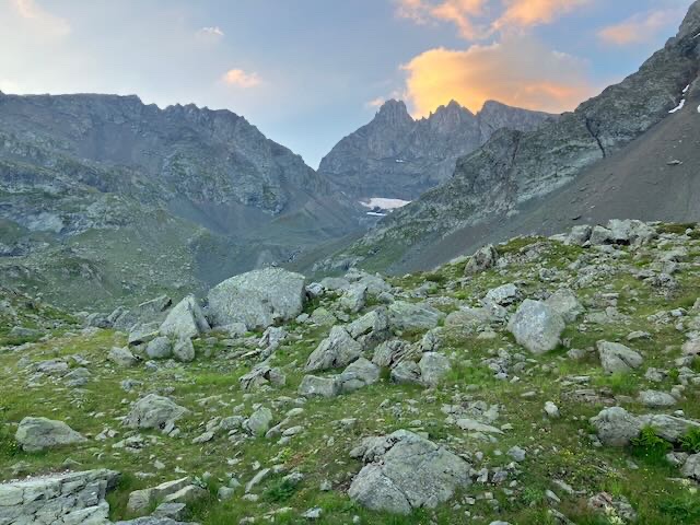 Au petit matin, je m'éclipse à pas de loup alors que tout le monde dort encore. Sauf une jeune fille, déjà croisée la veille, qui observe en silence un bouquetin qui hume l'air à quelques mètres de sa tente.