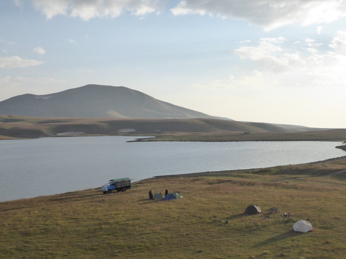 Premier bivouac, lac Akna. Un p'tit coin de paradis...