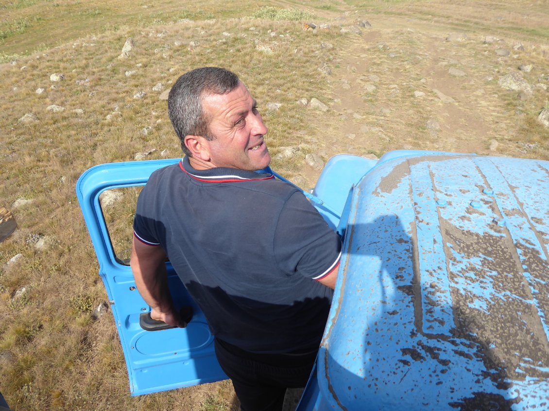 Le conducteur vérifie si on est toujours à bord...