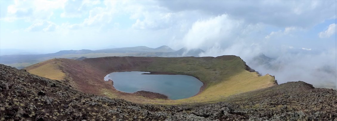 Une vue à couper le souffle depuis le sommet du Mont Azhdahak