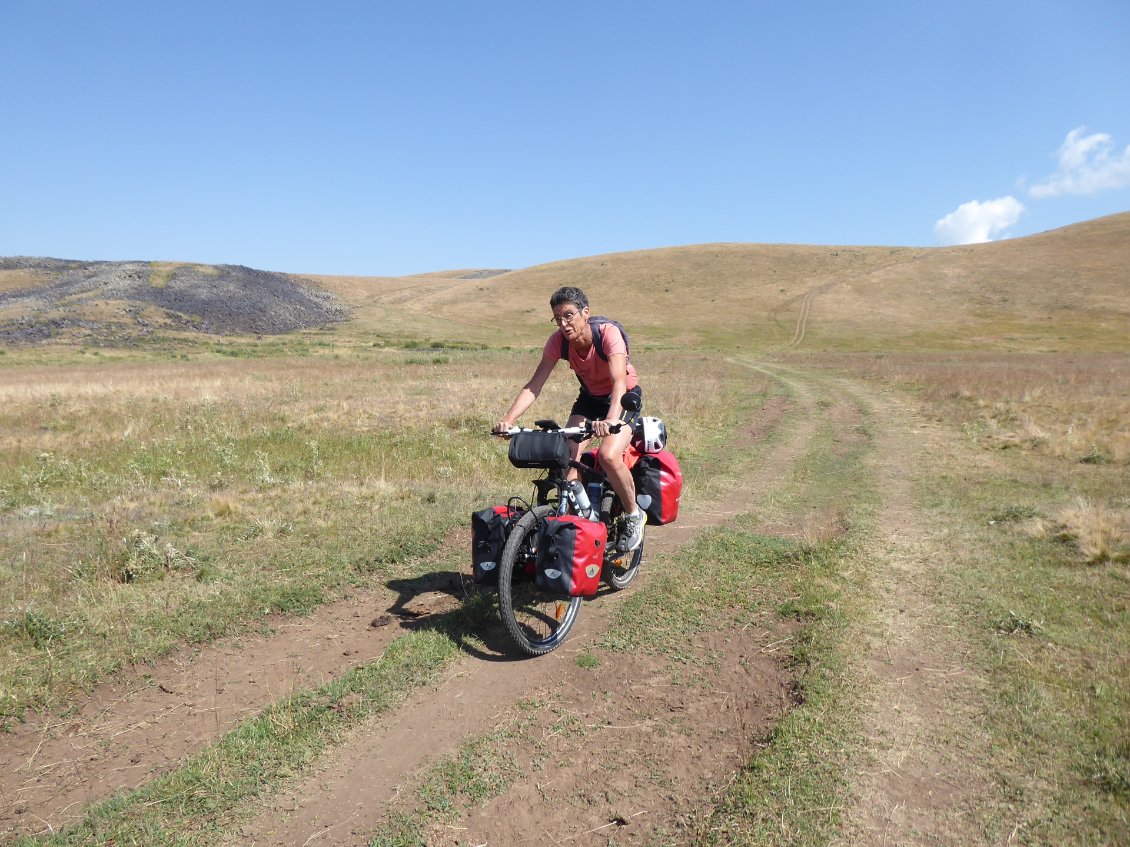 Des montagnes, des pistes, des vélos.