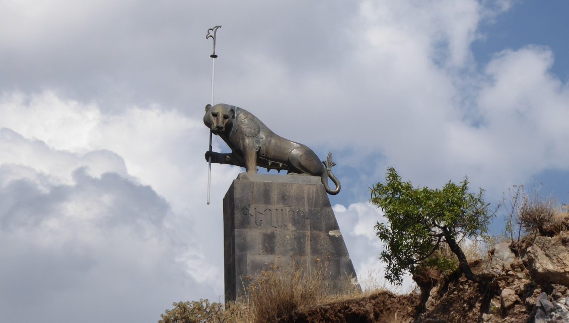 sur la route. Une lionne monte la garde à l'entrée de Géghard.