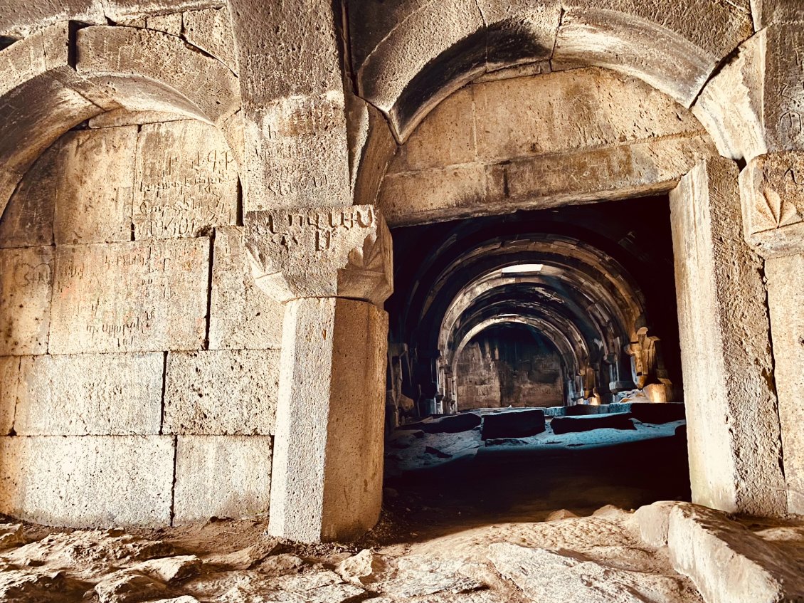 Un caravansérail est un bâtiment fortifié qui accueillait marchands et pèlerins. Il comporte des écuries pour les montures et les bêtes de somme, et des chambres ou dortoirs pour les voyageurs.