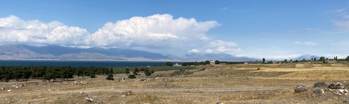 On arrive sur les rives du Lac Sevan