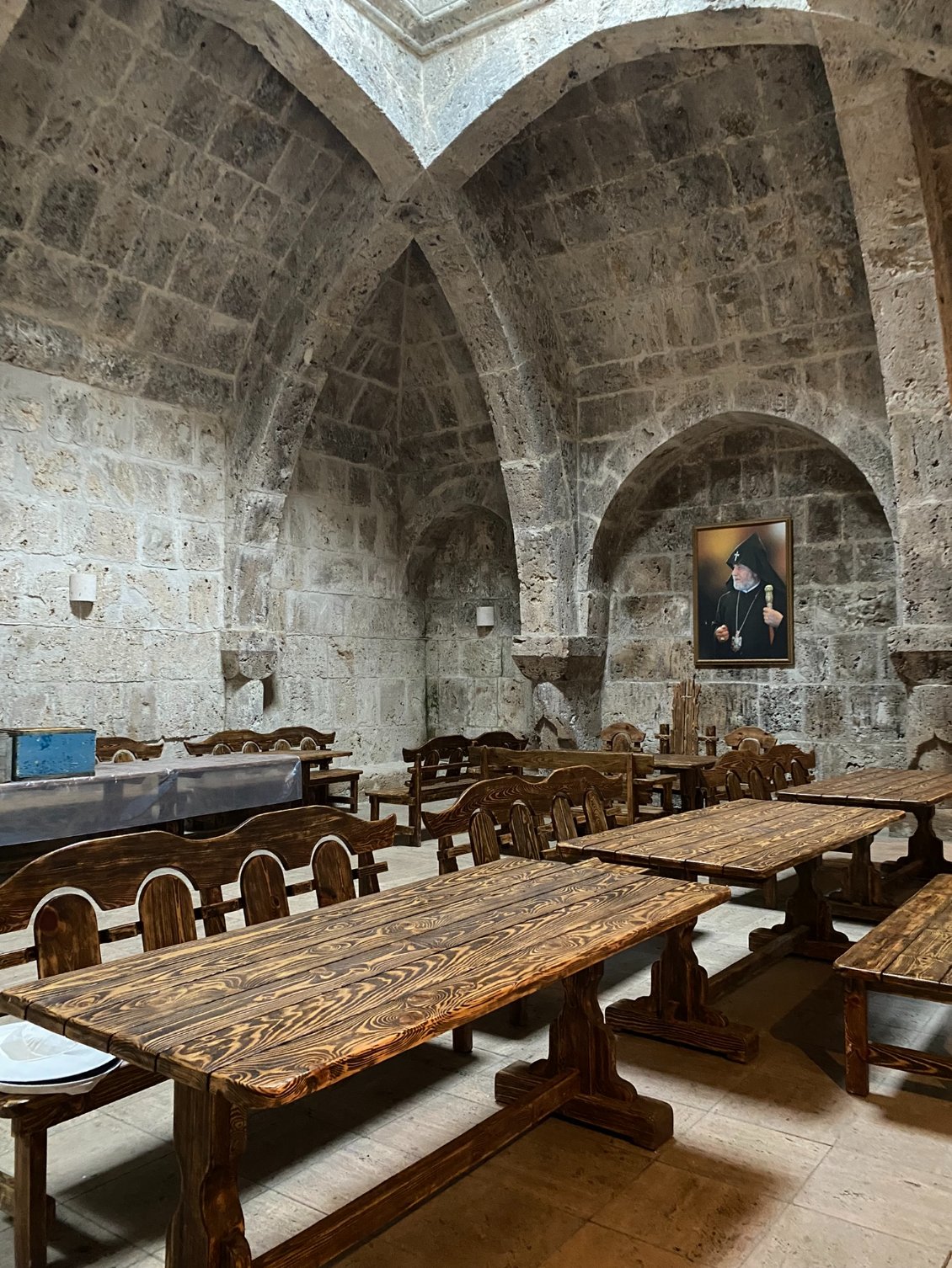 Salle à manger des religieux, sous l'oeil sévère de Mkhitar Gosh