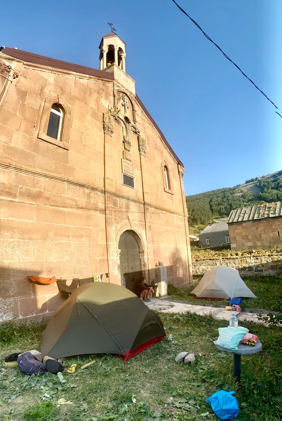 Tentative de bivouac dans le village d'Abuli. On essaye de trouver un coin à l'abri du vent...