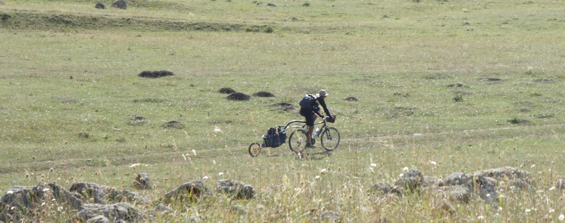 Traversée des hauts plateaux balayés par les vents