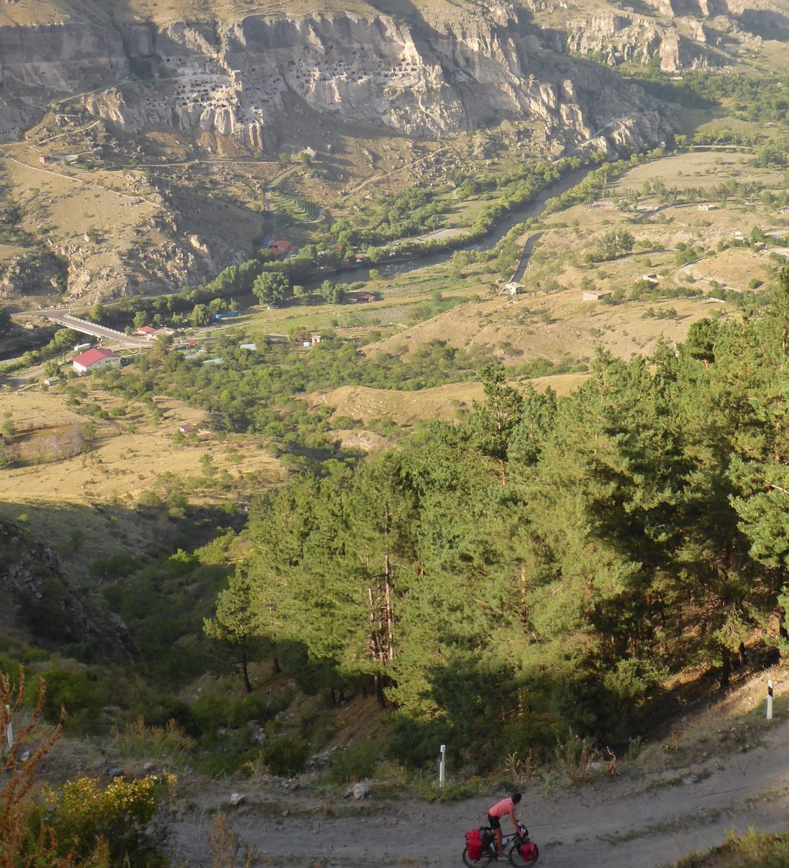 Une plongée vertigineuse dans la vallée de la Koura. Au fond, la cité troglodyte de Vardzia.