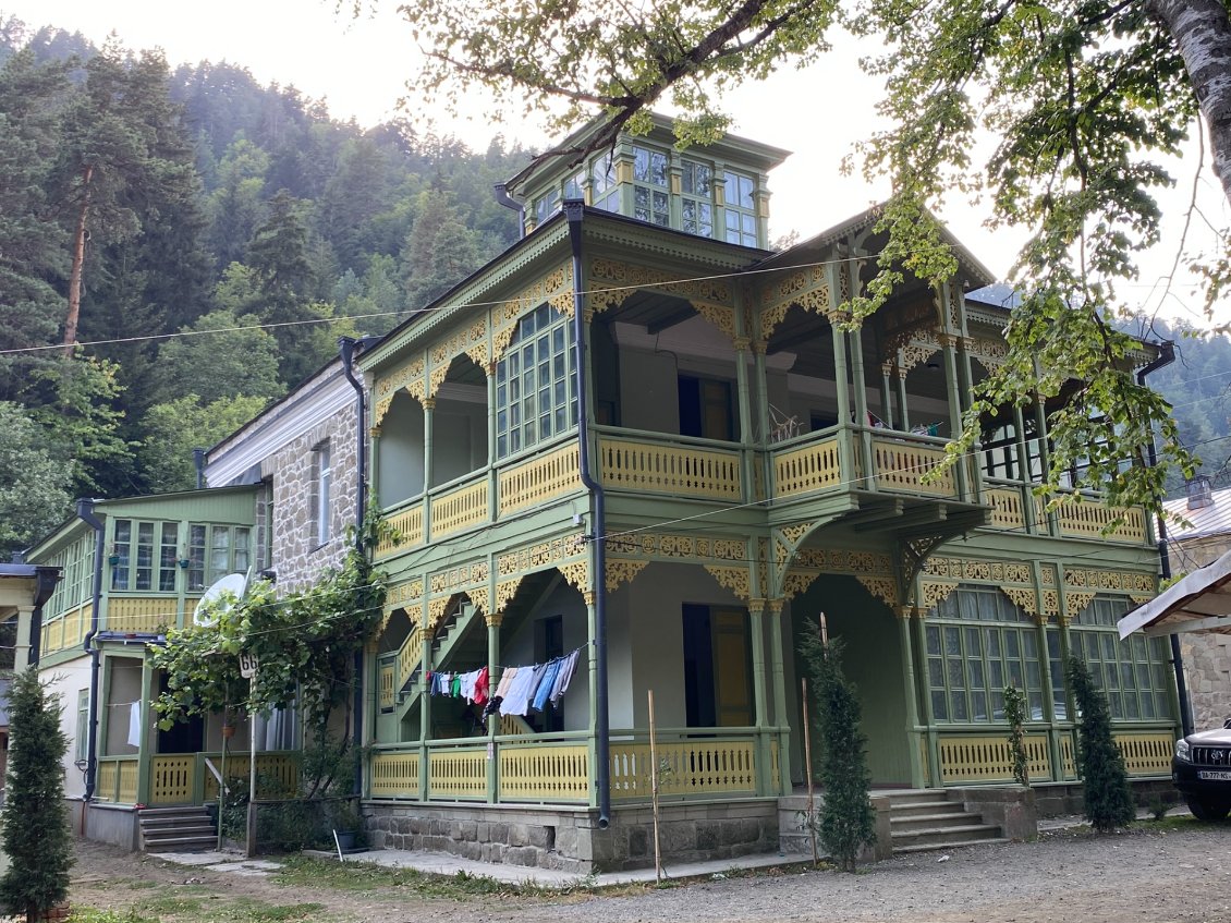 De très belles maisons aux balcons finement sculptés