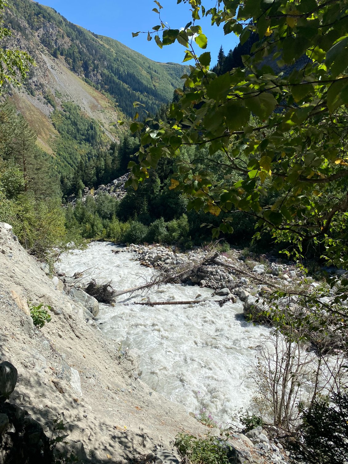 Torrent issu du glacier Chalaadi