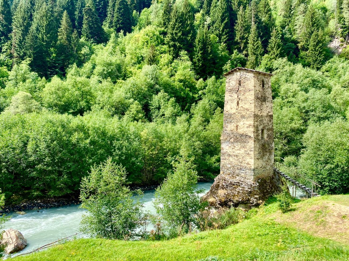 La tour des amoureux, le long de la EnguriRiver