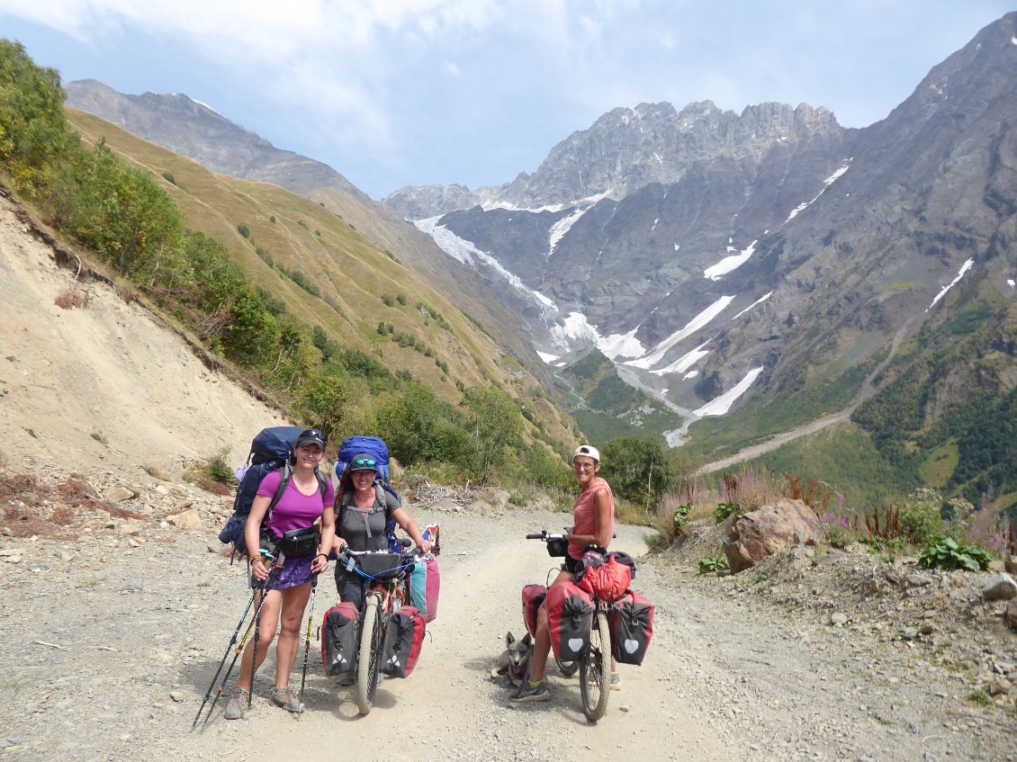 Remonter toute cette vallée à pieds, chapeau les filles!