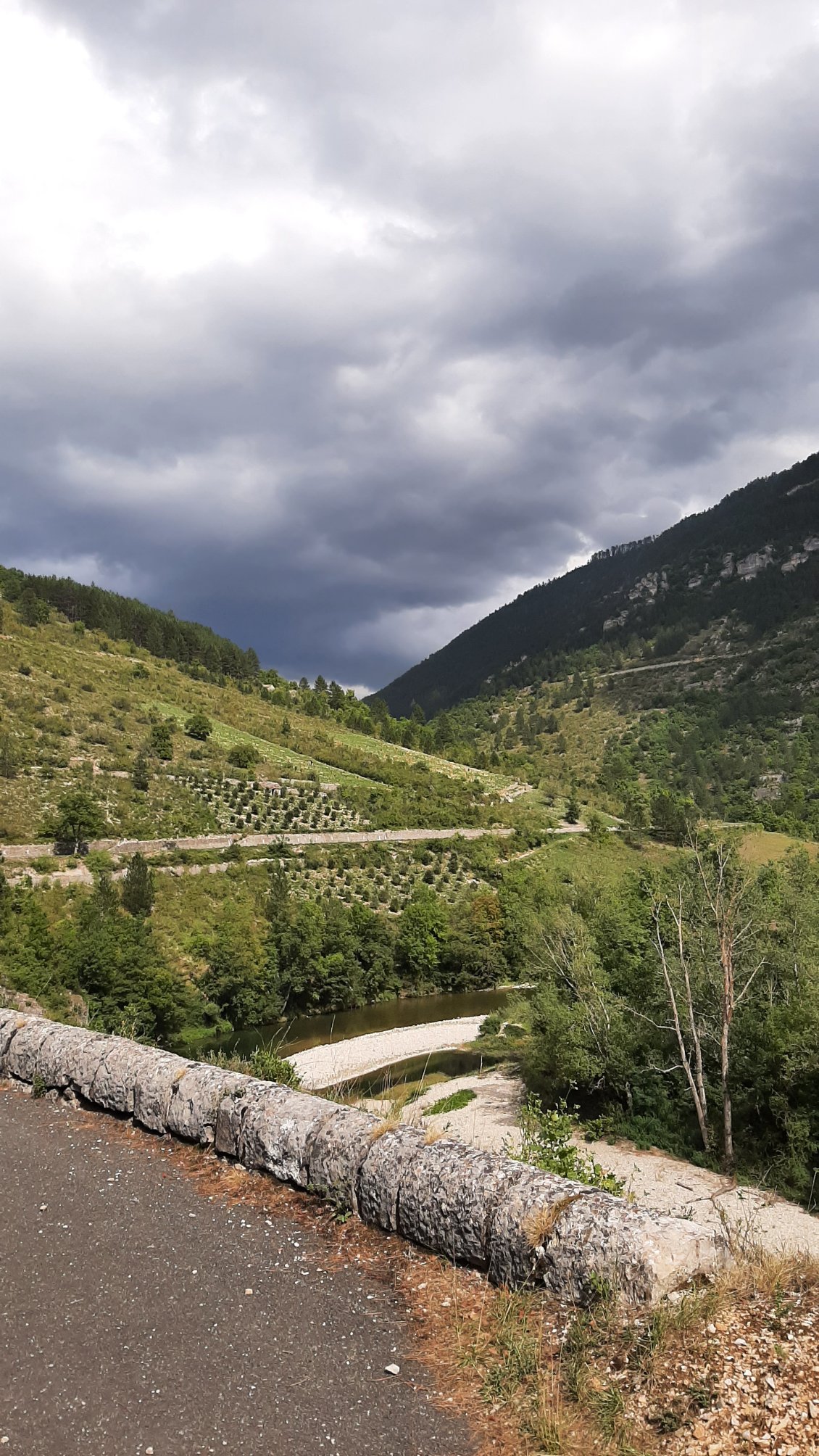 Gorges du Tarn: c'est beau et je laisse les nuages menaçants derrière moi