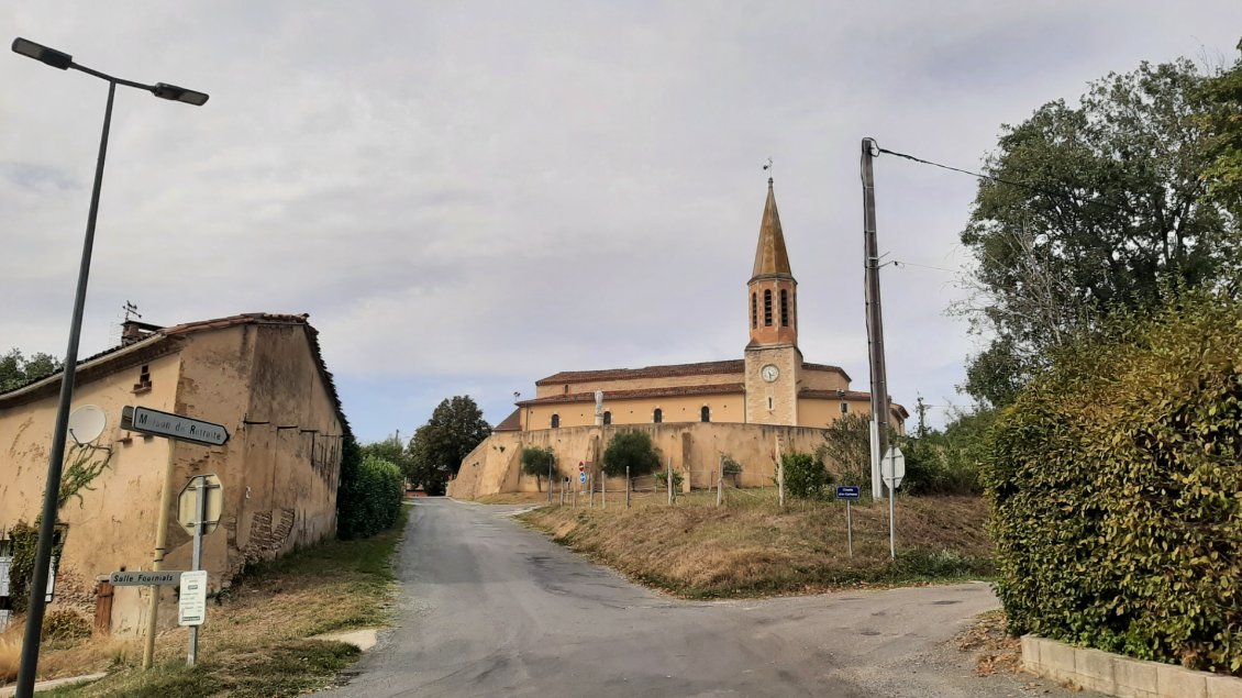 Nous étions passés par là l'hiver avec Toine et Ding Dong: on y avait fait un casse croute venteux à l'abri du mur de l'église