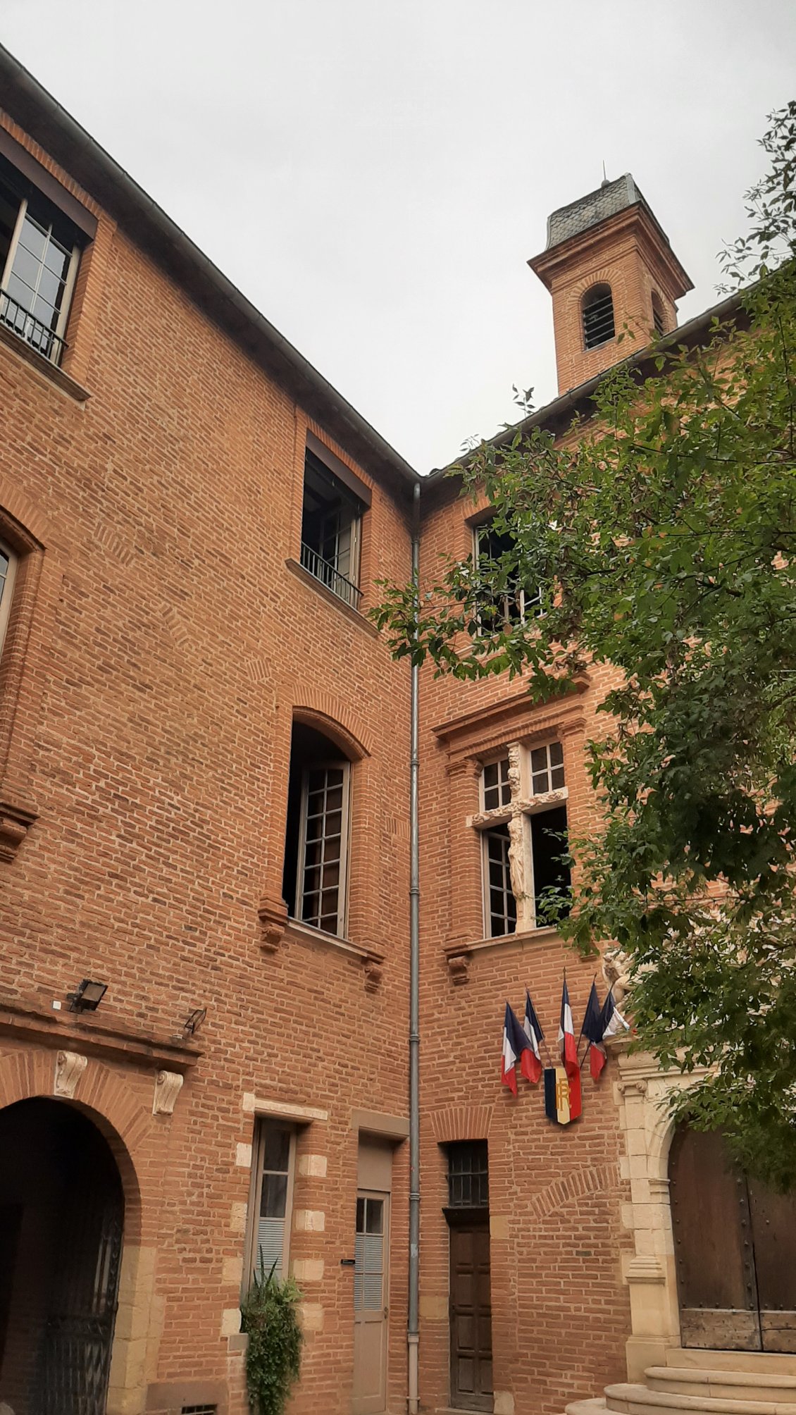 Cours de la mairie, très calme, parfait pour une pause