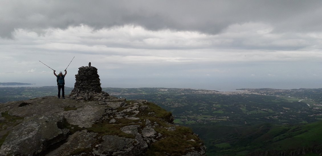 25 juillet 2021 : premier sommet, la Petite Rhune, avec St-Jean-de-Luz à l'arrière-plan