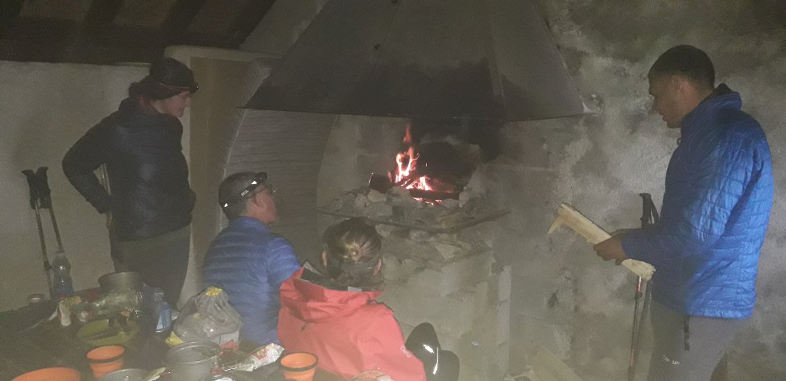 31 juillet 2021 : 2 journées complètes sous la pluie... du coup, aucune photo le 30 juillet, et les seules prises le 31 l'ont été... dans la cabane d'Ardané ! Petite flambée providentielle avec les moyens du bord...