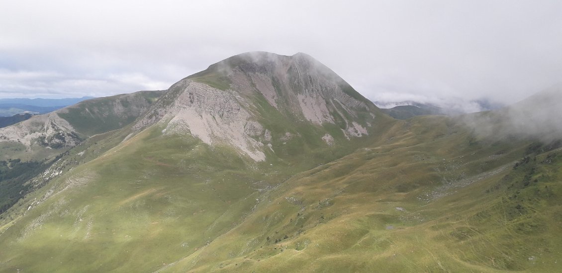 1er août 2021 : visibilité bien meilleure, même si le brouillard menace sur les crêtes. Otxogorrigagna s'est montré cependant ! (vu du pic de Belhay, 1771)