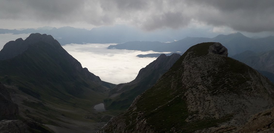 3 août 2021 : la haute montagne commence dans le massif de l'Anie... ici le lac de Lhurs vu du Pic des Trois Rois (2444)