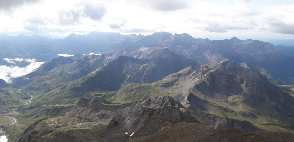 8 août 2021 : point culminant de la traversée, le Grand Tapou (3150), que je n'avais jamais fait, mais qui offre un aperçu d'autres crêtes très familières pour moi, avec le massif Gavarnie-Mont Perdu.