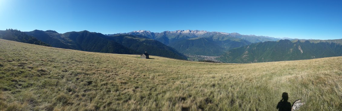 10 juillet 2022 : en route vers le Bacanère, par le GR10 pour une fois ! Superbe pano sur le Luchonnais et la Maladetta.