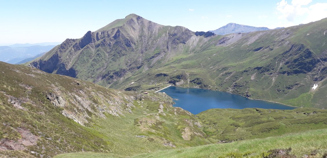 11 juillet 2022 : arrivée en Ariège, pays de lacs et de pics ! En descendant du Crabère (2630), vers le refuge de l'Etang d'Araing.