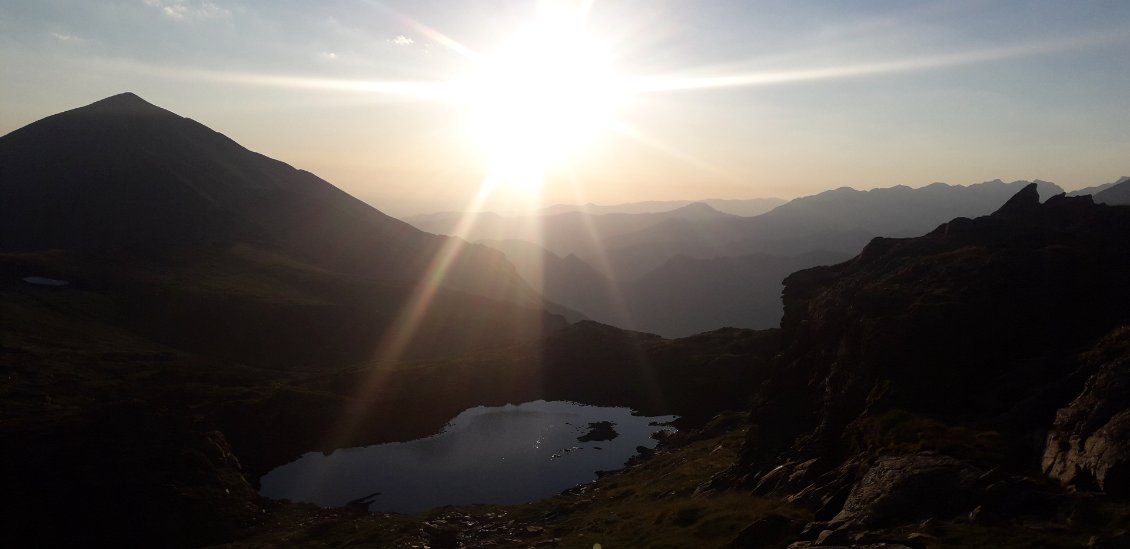 12 juillet 2022 : lever de soleil éclatant avant d'attaquer la crête-frontière de l'Ariège