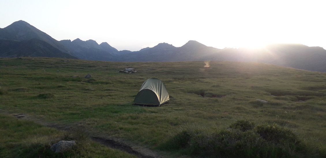 17 juillet 2022 : dernier coucher de soleil de cette deuxième portion, près du refuge du Ruhle, après une longue étape depuis le Fourcat.