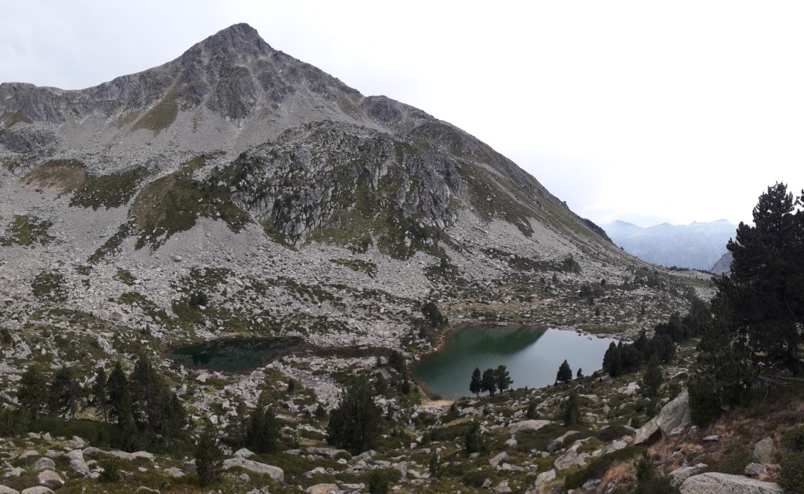 6 août 2022 : Etangs Moulsut au pied du Puig Pedros : retour en haute montagne pyrénéenne après 18 jours de pause. L'ambiance est plus orageuse...