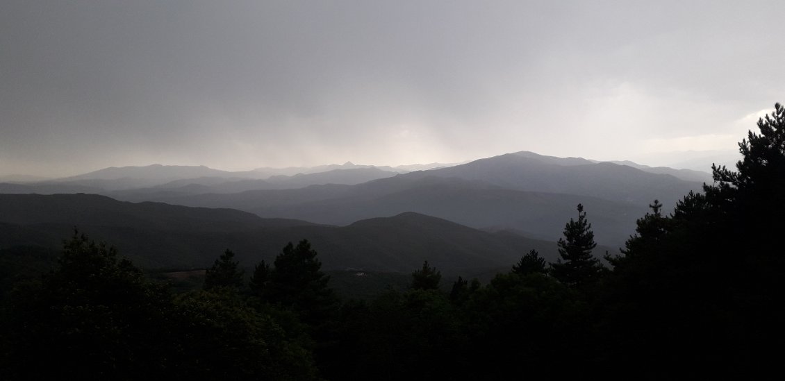 13 août 2022 : c'est à l'abri (ce qui n'a pas toujours été le cas...) que nous assistons à notre dernier orage de la traversée, avant un bon repas au Chalet de l'Albère