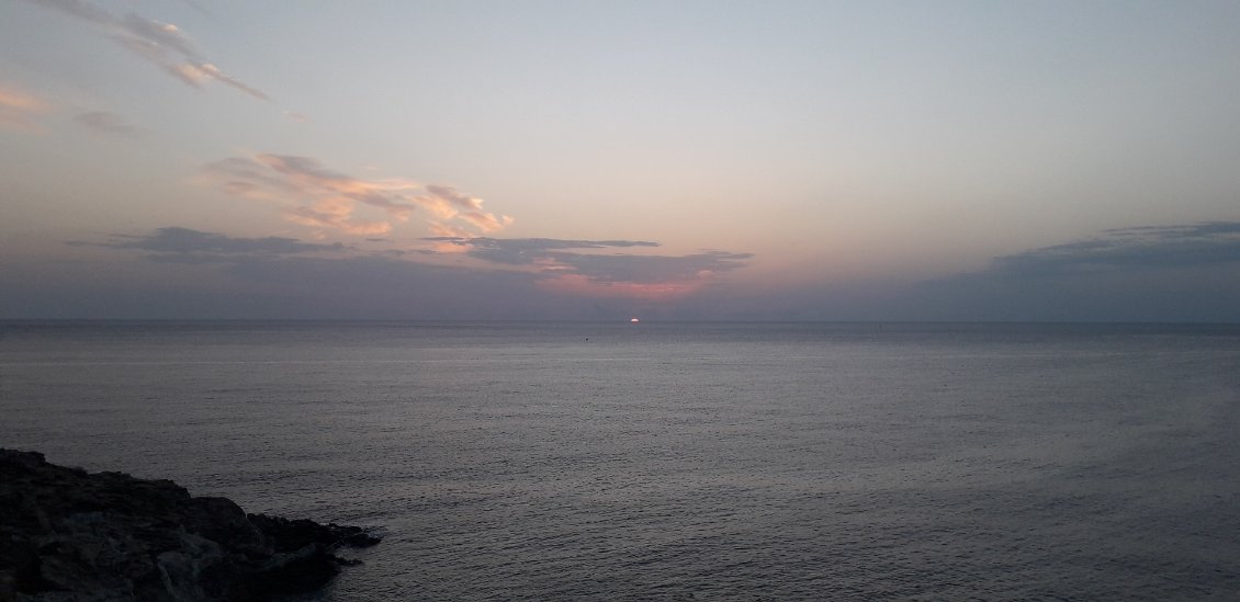 A l'arrivée, la preuve est faite : le soleil se lève au-delà de la mer, et les Pyrénées en surgissent aussi ;-)