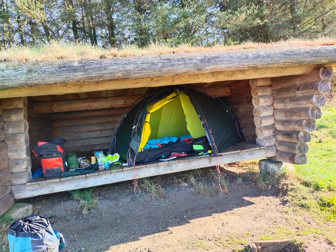 A l'abri du vent dans un shelter, au Danemark.