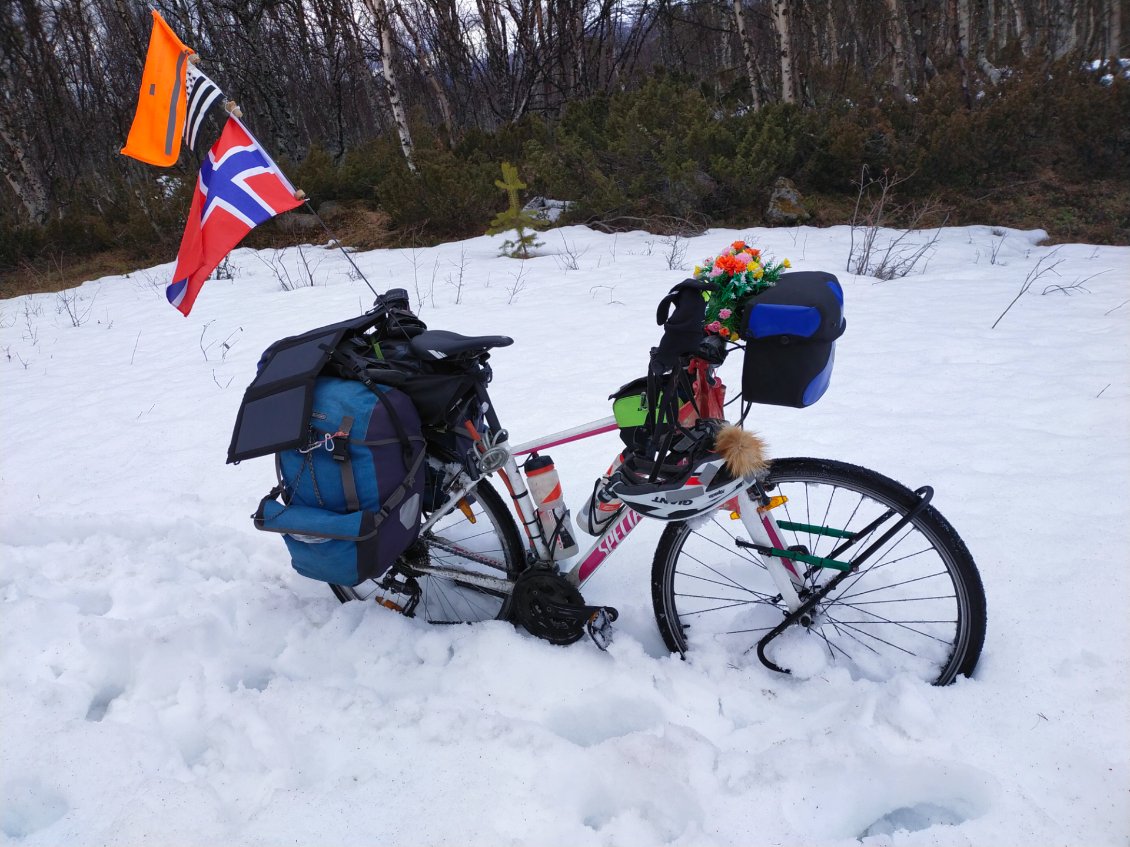 Coincée dans la neige, obligée d'enlever mes sacoches avant pour réussir à dégager Youpi