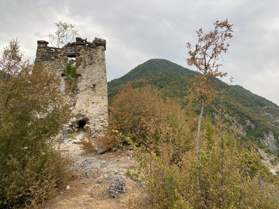 Vestiges de fortifications, beau point stratégique pour surveiller la vallée.