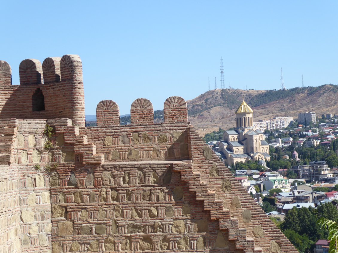 Vue sur la cathédrale de la Trinité depuis la forteresse de Narikala