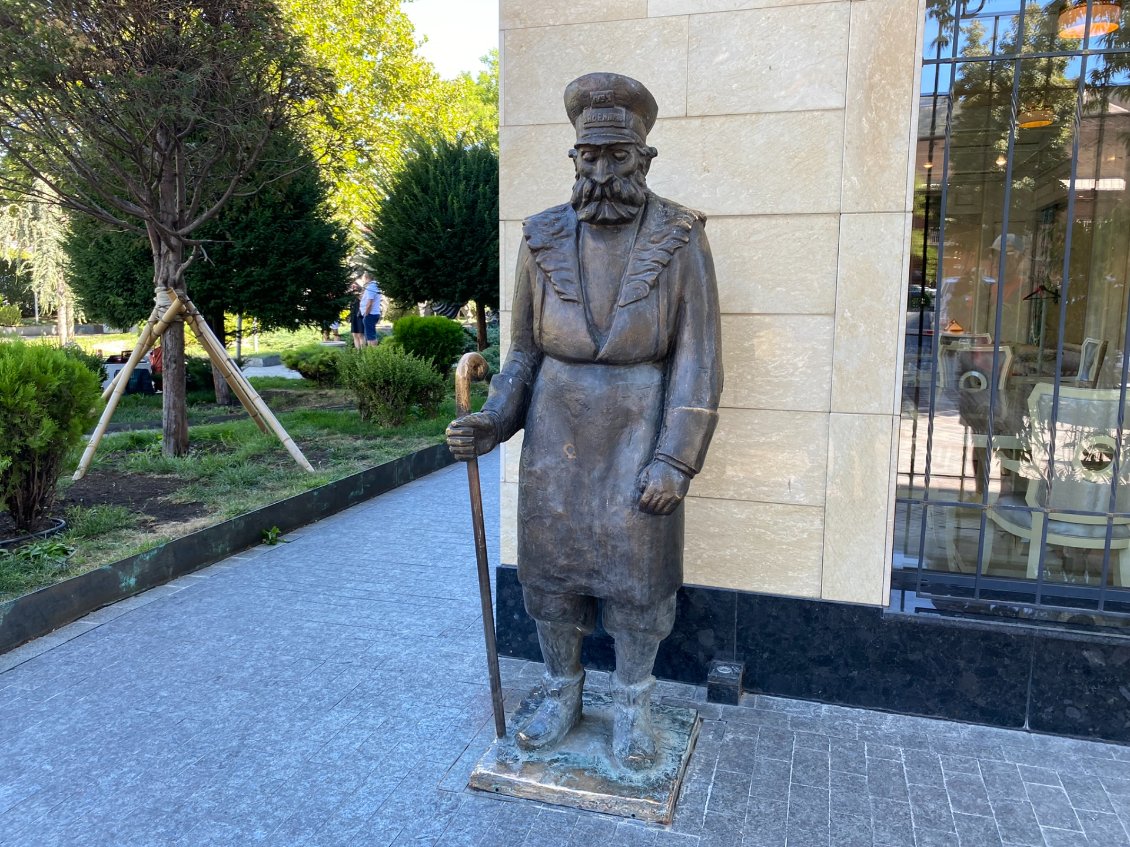 Sculpture inspirée d'une peinture de Niko Pirosmani, "le concierge", 1905.