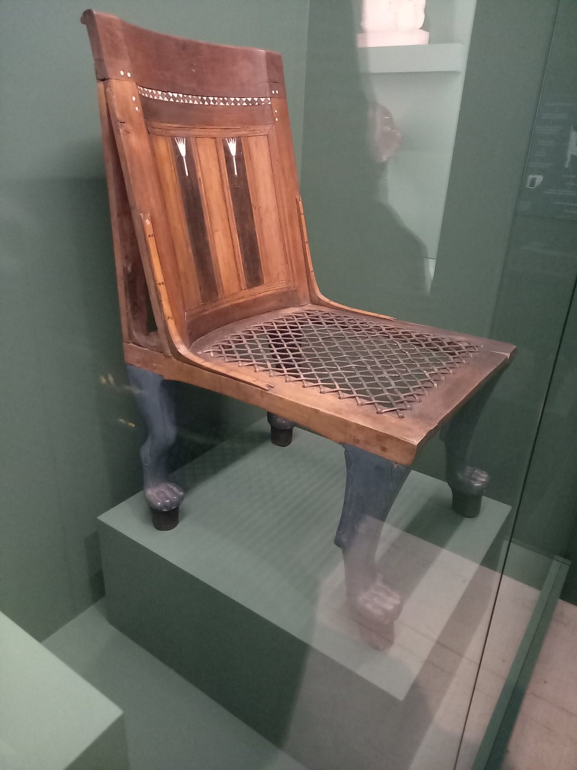Quelle âge pour cette chaise aux pieds en pattes de lion ???? (tic-tac-tic-...) --> environ 3400 ans !...