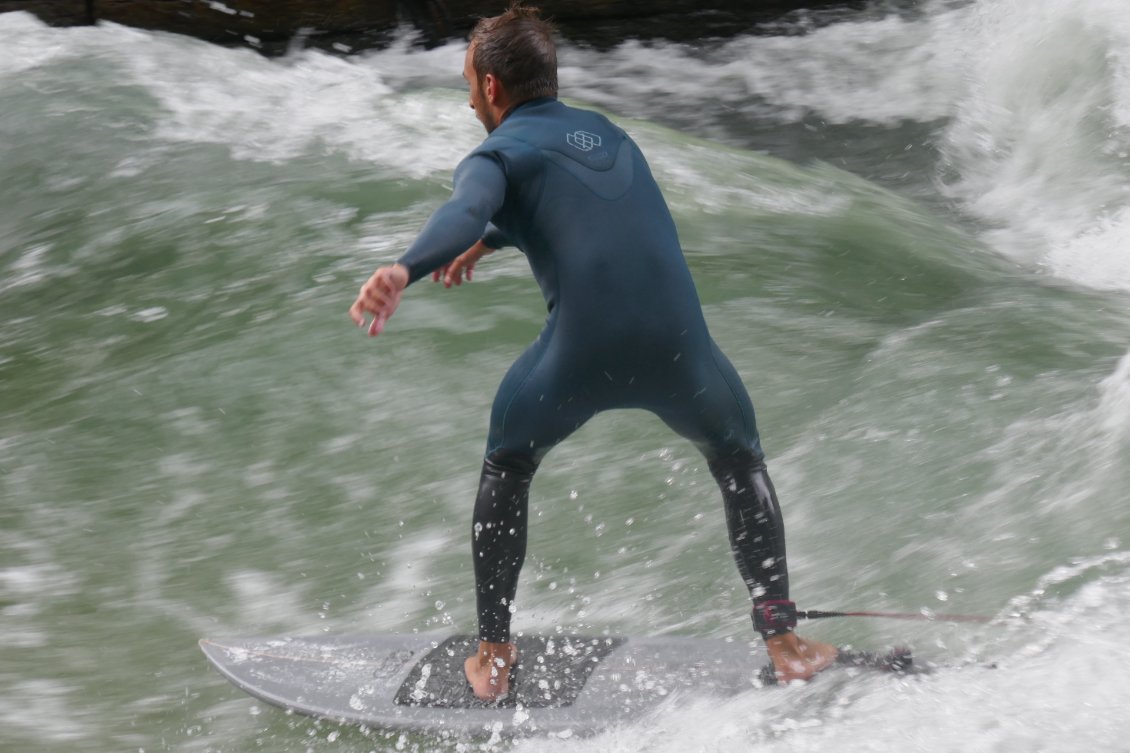 Surfeur affrontant les remous de l'Eisbach en pleine ville