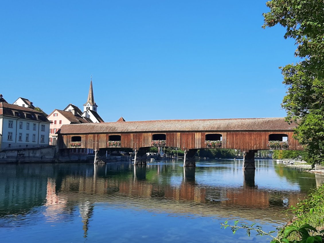 Pont typique sur le Rhin.