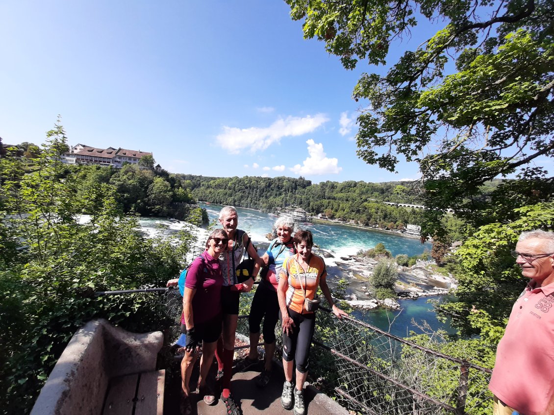L'accès aux chutes du Rhin se fait par des passerelles et des escaliers.