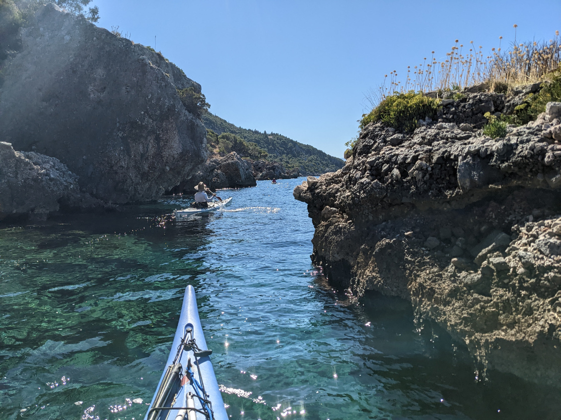 Privilège du kayak, se glisser dans les passages étroits