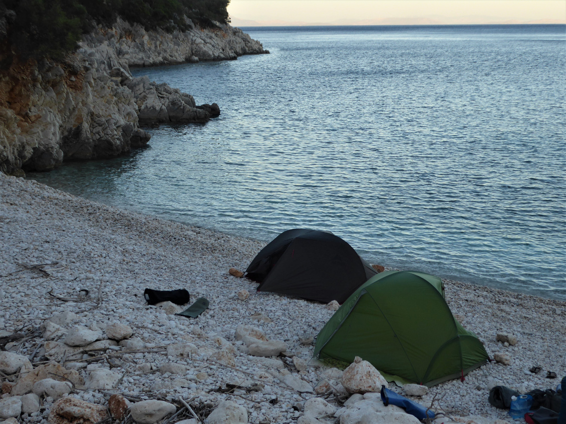 Plage étroite, attention aux vagues