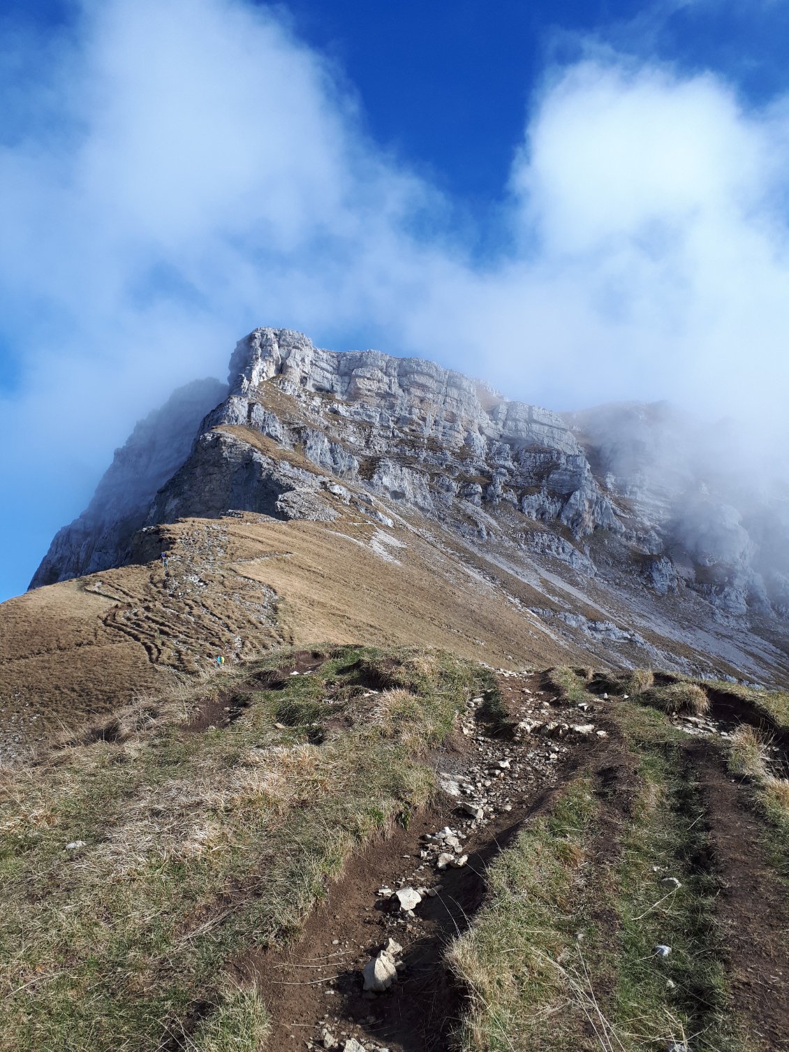 Col du Varo. Début des difficultés pour passer dans le système de vires