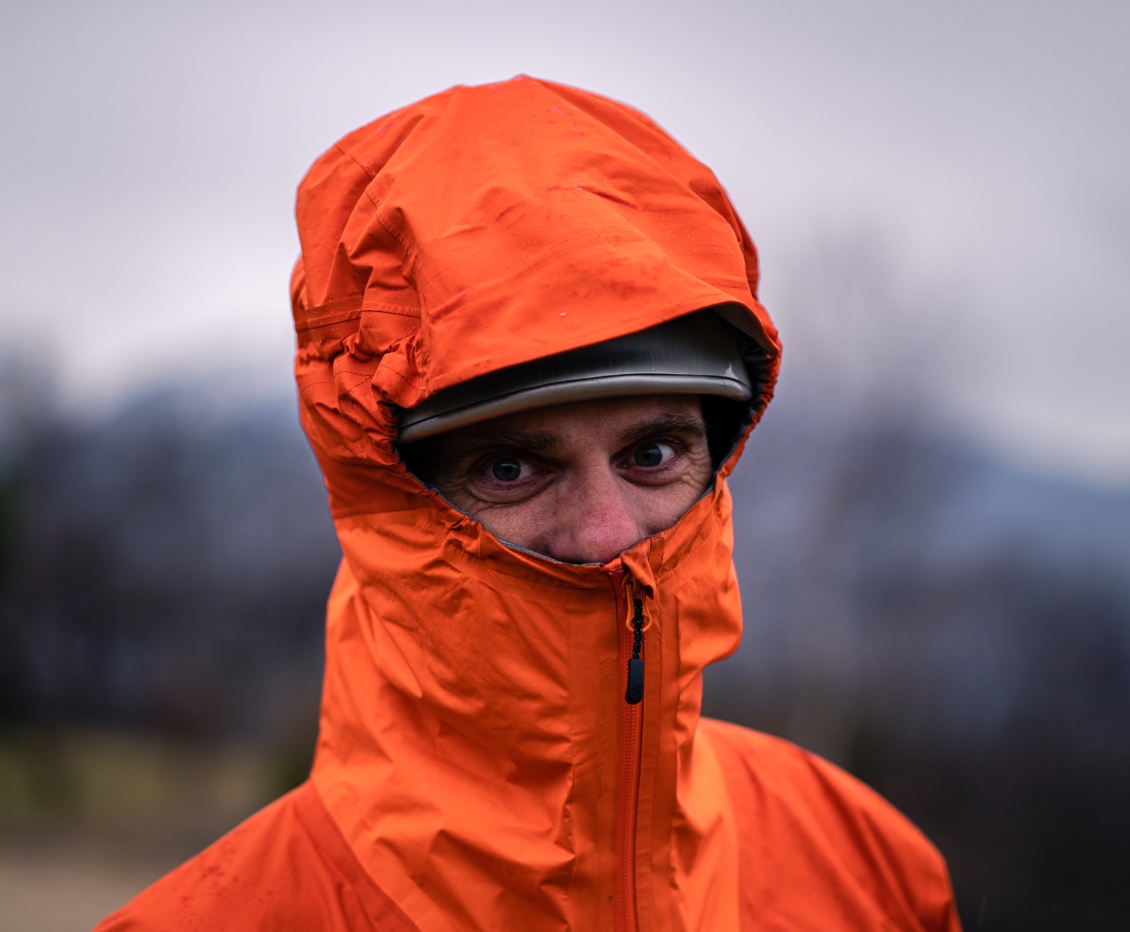 Capuche portée avec un casque : elle tombe parfaitement.