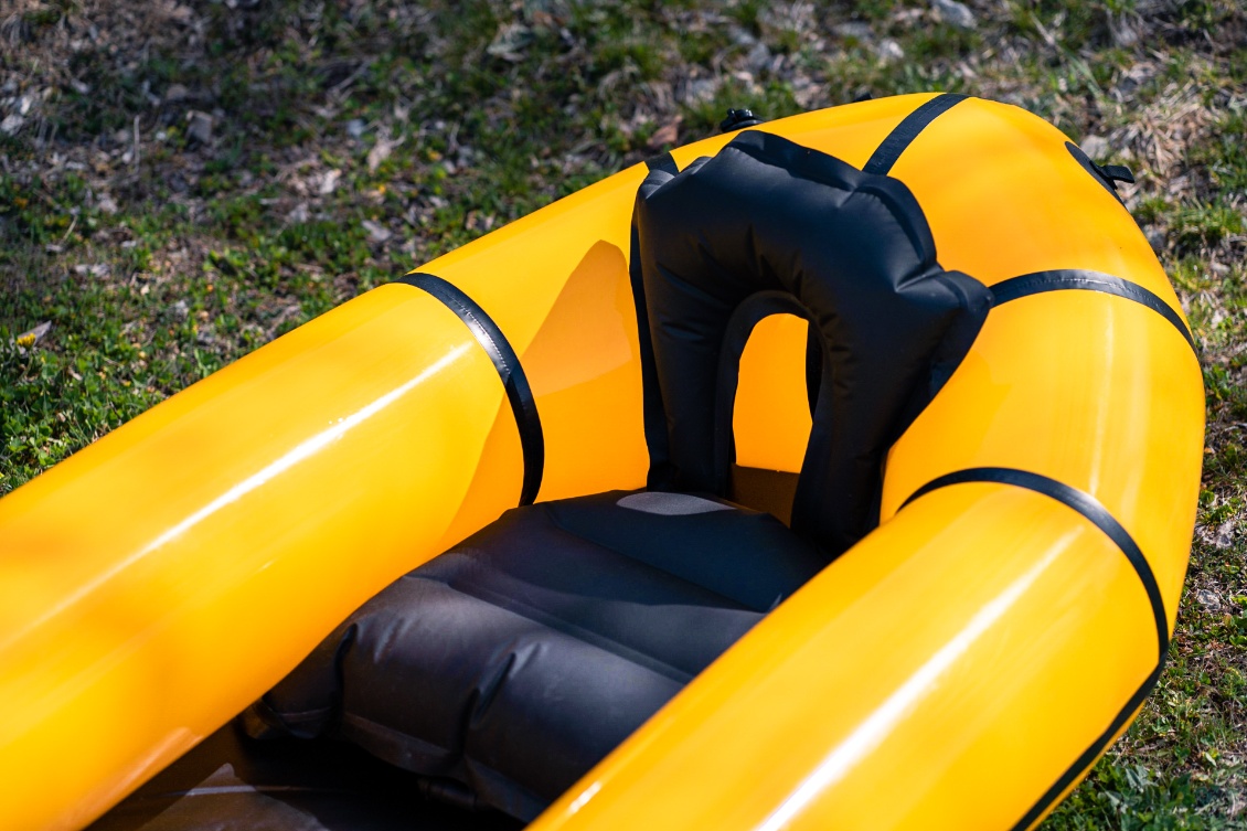 Le siège installé. On devine la valve qui permet de gonfler la partie sous-cutale. Elle est bien protégée, mais difficilement accessible une fois le bateau installé.