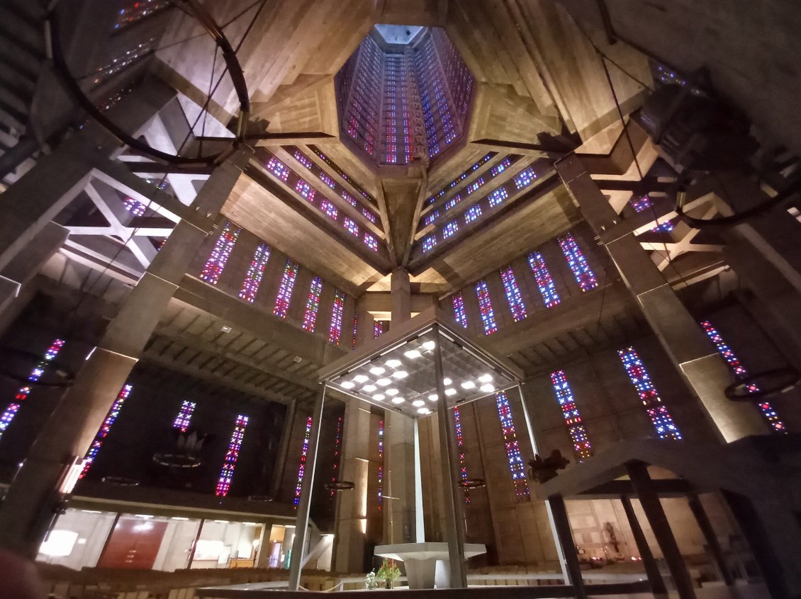 La démesurée église Saint Joseph au Havre (107m de haut!), impressionnante (mais est ce que c'est ce qu'on attend d'un lieu de culte??)