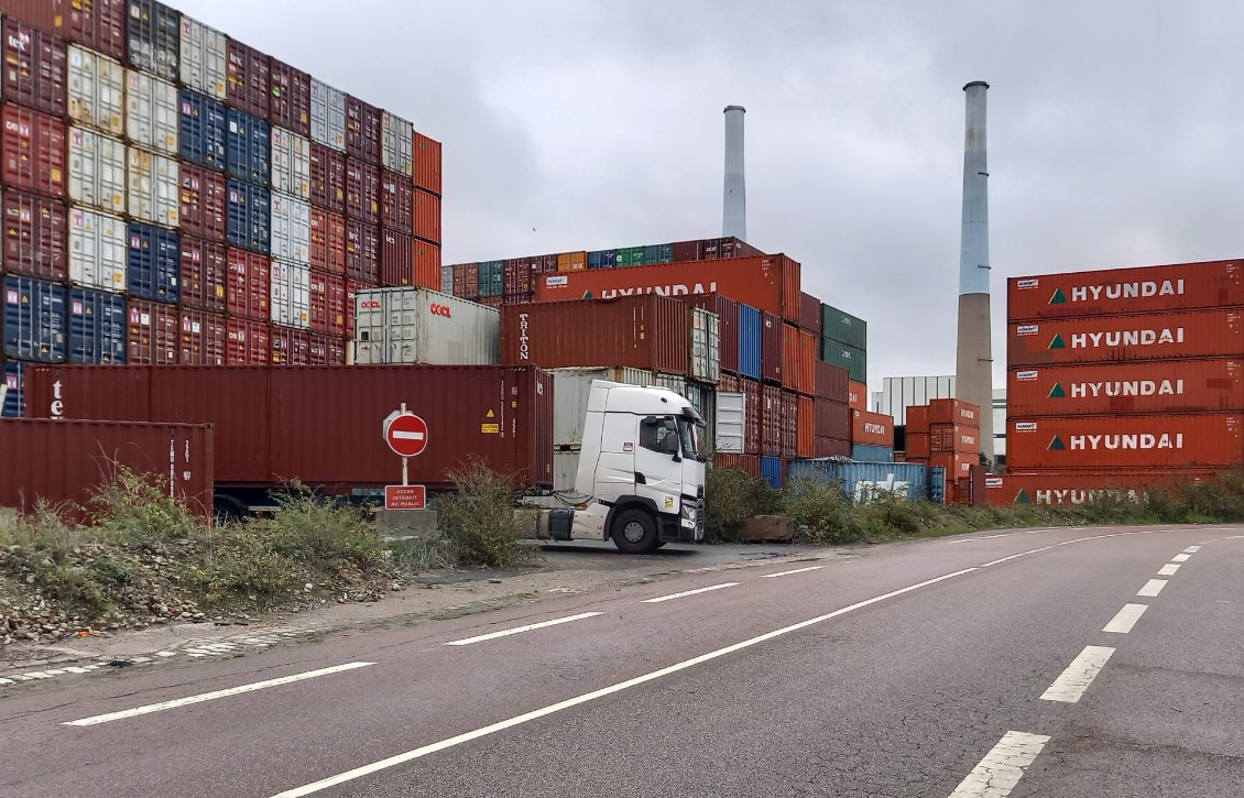 Le Havre face B, ses importants port et industrie dans lesquels on se faufile